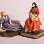 Dama con bimbo 2 e dama sdraiata - scultura con pasta mais - h. cm. 20 - 12